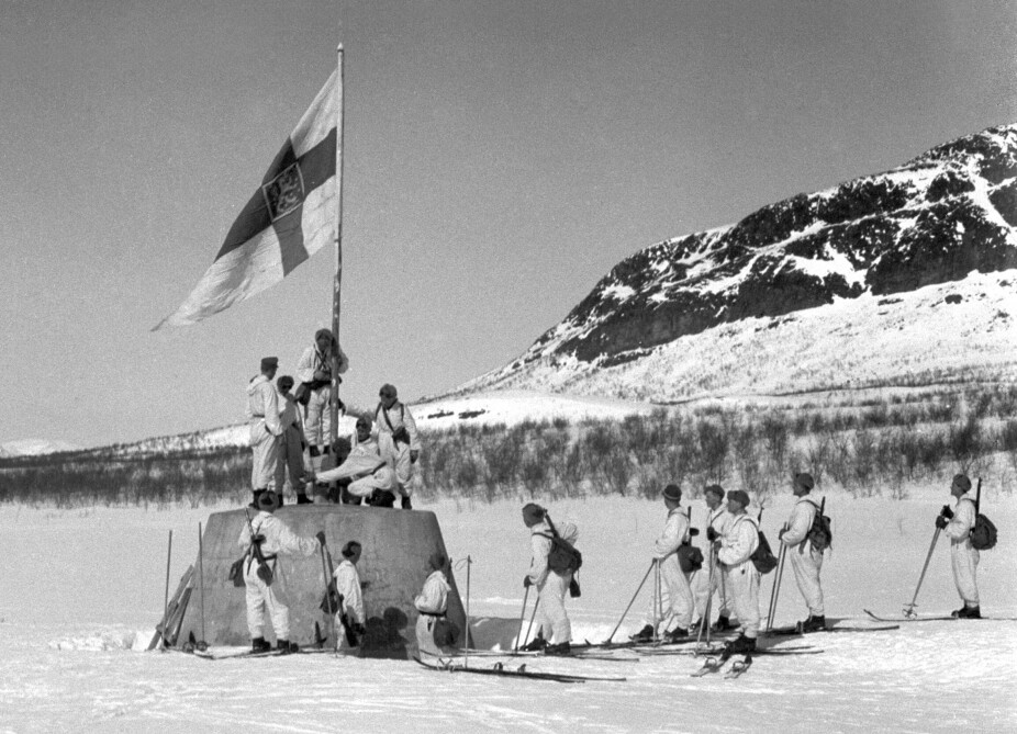 <b>BLE HJEMME:</b> Finske soldater heiser flagget. Ikke i Alaska, men på Treriksrøysa, den 27. april 1945, datoen som markerer 2. verdenskrigs slutt i Finland.