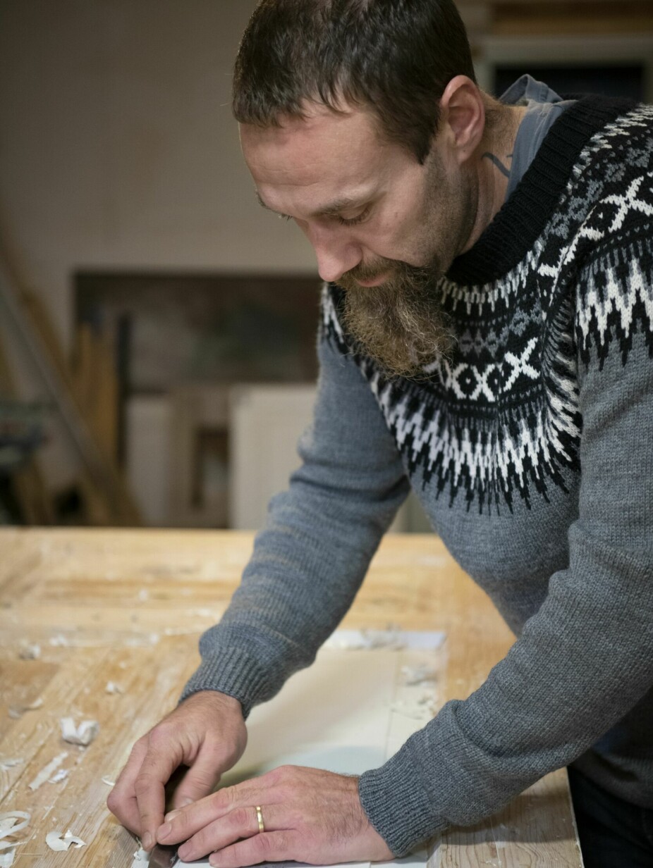 TØMRER: Sissels kjæreste, Fred-Arne Danielsen, er tømrer. Det gjør at han kan ta i mangt et tak på Tranøya. Her er han i ferd med å skrape bort malingslag på ei dør, for å føre den tilbake til original fargesetting.