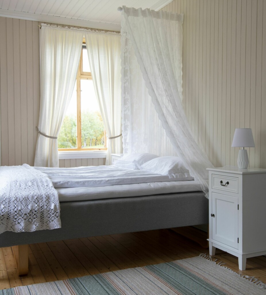 SOVEROM: Soverommene er enkelt, men koselig innredet. Her får du god liggekomfort og historiske omgivelser i samme pakke.