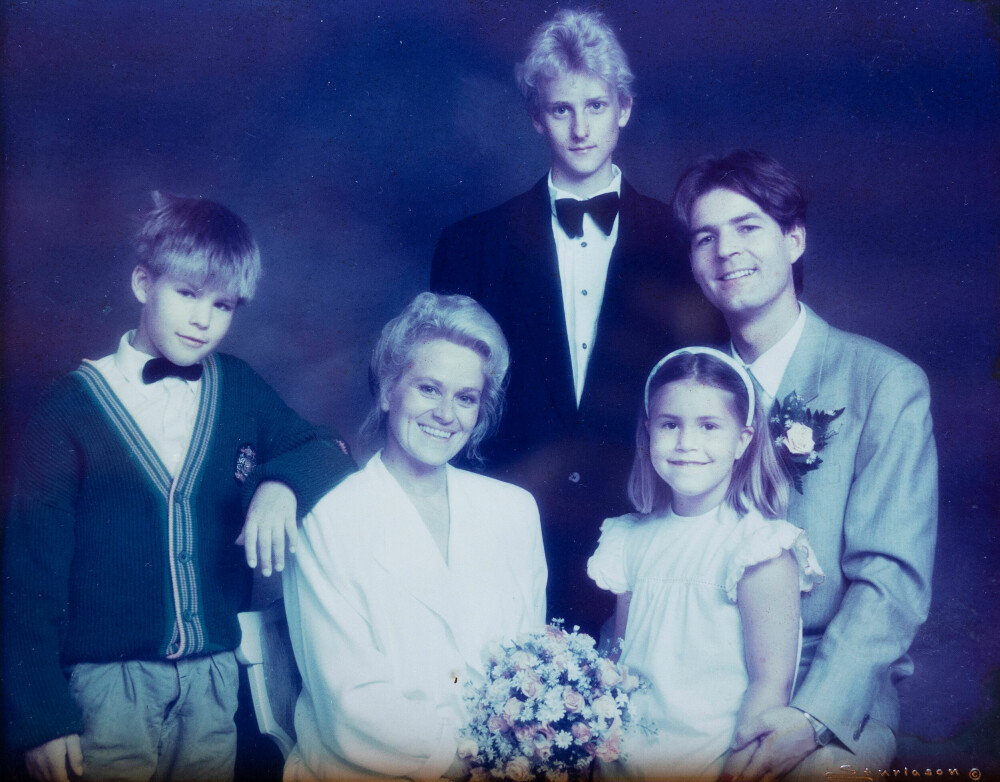 <b>BRYLLUPSBILDET:</b> Ekteparet giftet seg i 1990. Bak fra venstre står Lasses sønn Johan, Morten til Anne Marie (Tore var ikke til stede da bildet ble tatt), og foran står Caroline ved pappas fang.