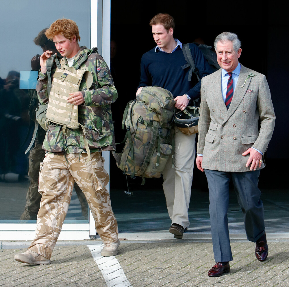 <b>VELKOMMEN HJEM:</b> Prins William og prins Charles møtte Harry da han kom hjem fra krigen i 2008.