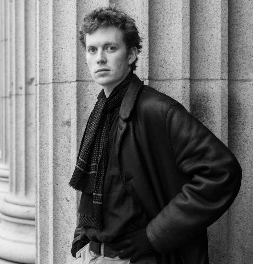 ÖDE NERDRUM: Mobilen får oss til å flykte inn i en falsk virkelighet. Hva gjør det med oss å sammenligne oss med tusenvis av mennesker vi ikke kjenner, i stedet for å pleie de nære relasjonene vi faktisk har?