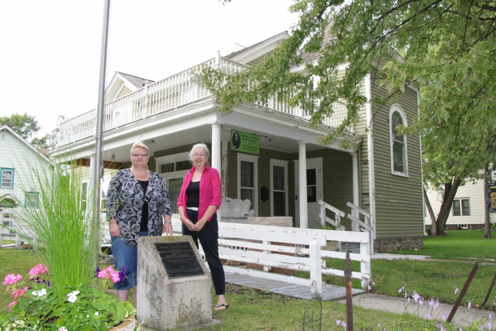 <b>HJEM:</b> Melanie Gabbot og Mary Gillespie (t.v.) foran Andrew Volsteads hjem i Granite Falls.