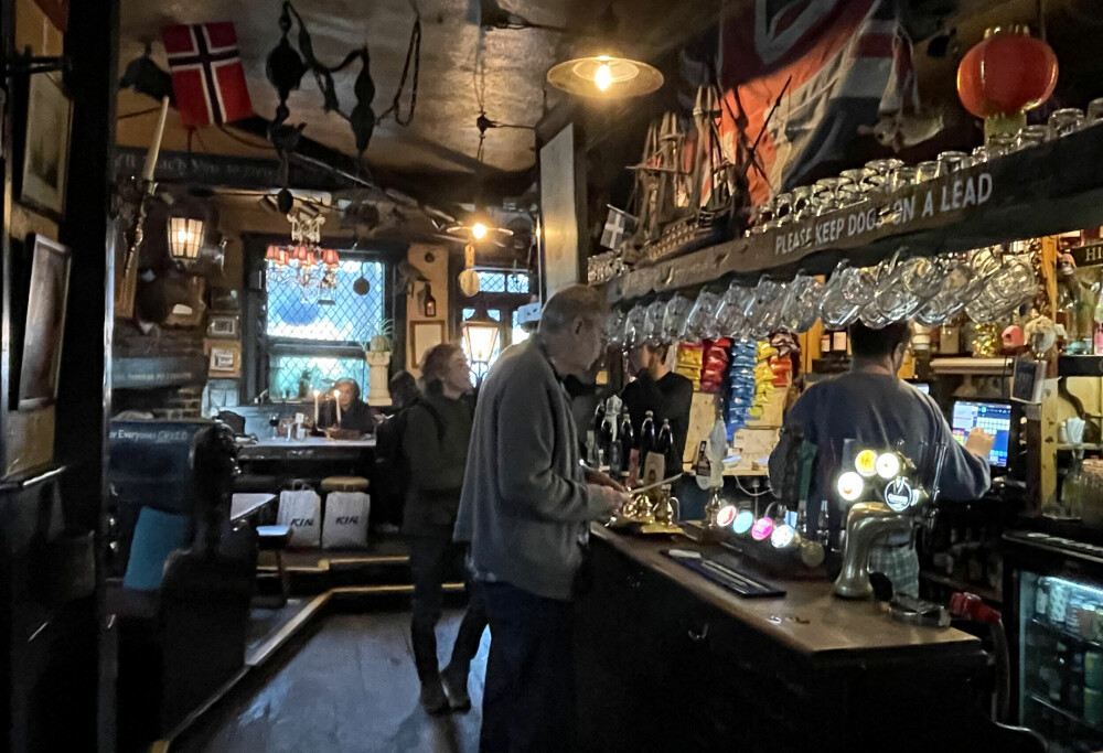 <b>MAYFLOWER:</b> Rett ved Themsens bredder i bydelen Southwark, ligger den sjarmerende puben Mayflower, en av Londons mest historiske og trivelige puber. Det norske flagget på veggen skyldes at Sjømansskirken ligger like ved.