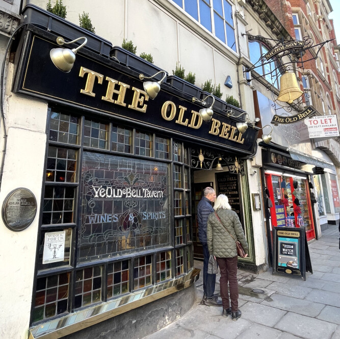 <b>THE OLD BELL:</b> Avisgata Fleet Street kan slå i bordet med flere berømte vannhull. Ett av dem er The Old Bell.