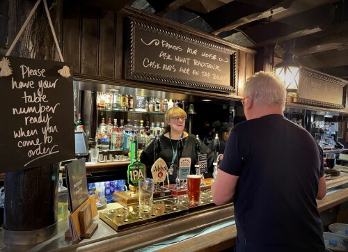 <b>ELVEPUB:</b> Sarah Allen i baren driver tradisjonsrike Prospect of Whitby, som sies å være den eldste elvepuben i London.