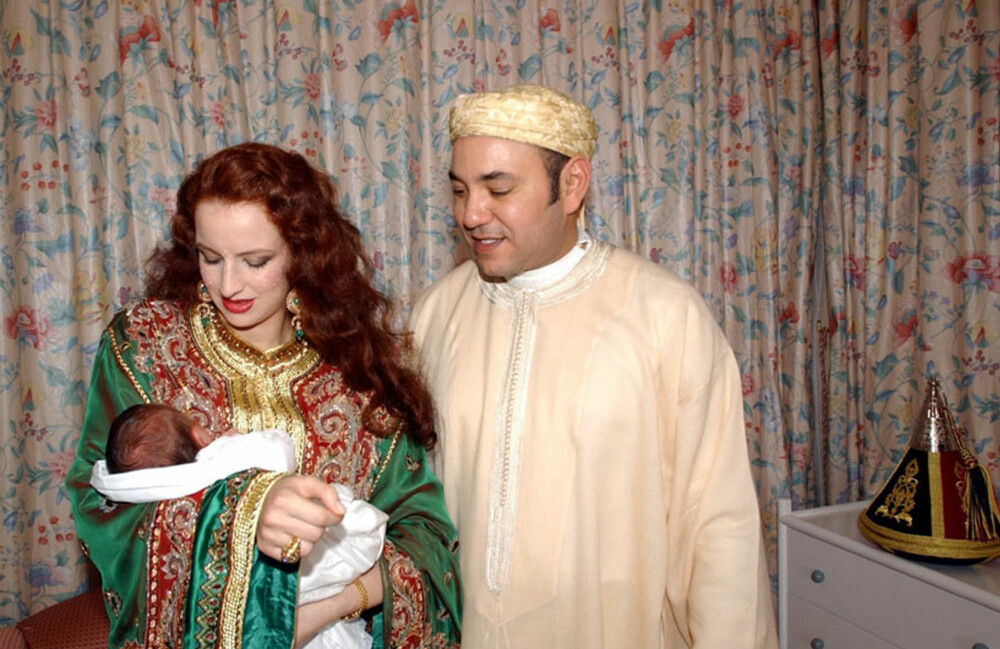 <b>JOBBEN GJORT:</b> Kong Muhammed VI og hans prinsesse Lalla Salma med den nyfødte kronprins Moulay Hassan i mai 2003. Etter å ha levert en ekte arveprins til kongefamilien, hadde Lalla Salma gjort jobbebn. Nå er hun som sunket i jorden, og hennes (eks-) mann kongen likeså.