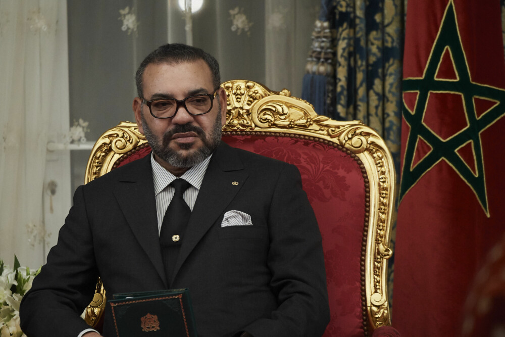 <b>EKS-GIFT:</b> Kong Mohammed VI av Marokko ble fotografert alene under et statsbesøk på slottet i Rabat i 2019. Kona var som sunket i jorden.