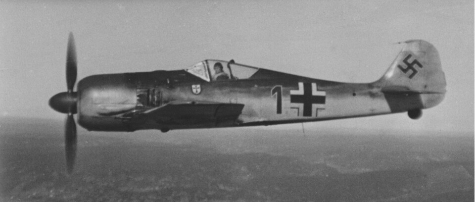 KRIGSPILOT: Tiden i Norge var relativt rolig med patruljering over Nordsjøen og Skagerrak. Her er Sort 1 med «Napp» bak stikka fotografert over Lindesnes sensommeren 1942. Under oppholdet i Norge fikk flyverne tiden til å gå med trening i lavtflygning. «Napp» krasjet selv i Norge.