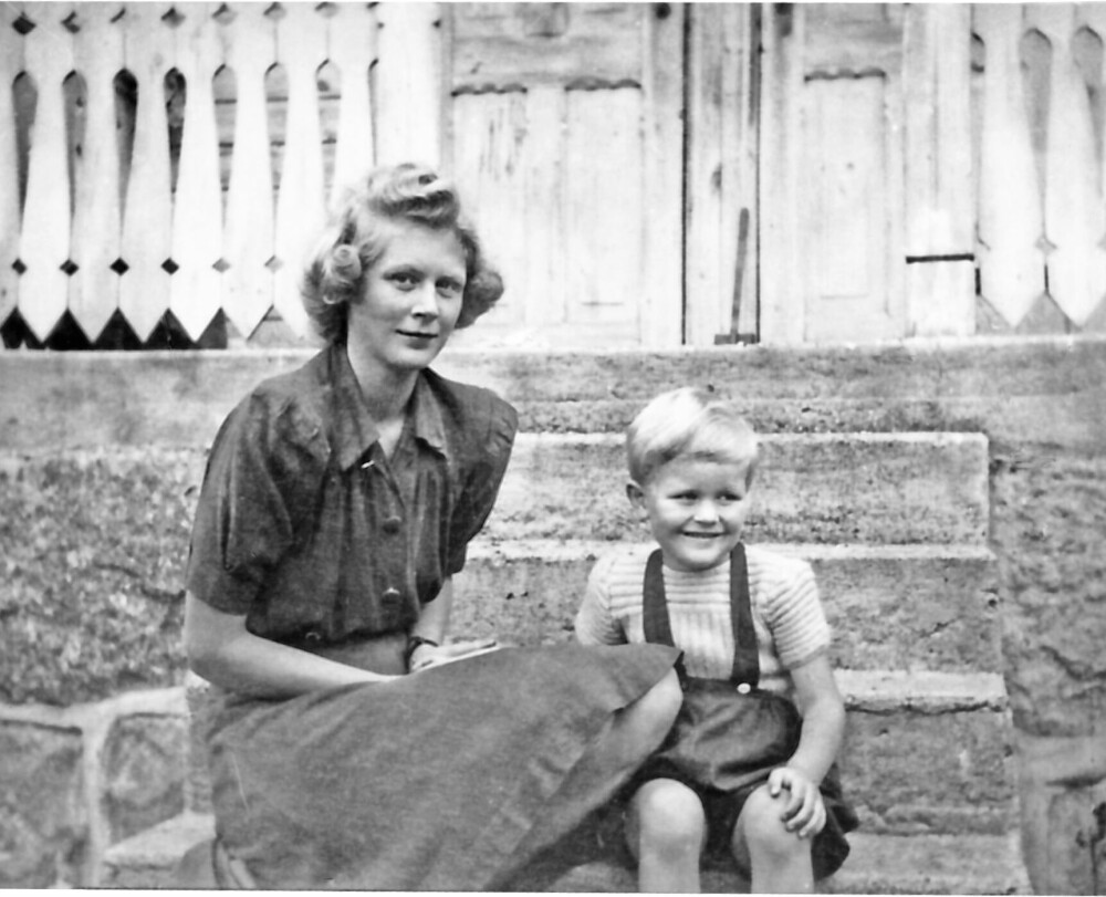 <b> LAVEST PÅ RANGSTIGEN:</b> Mor Kristin og sønn Gorm Helge i 1946, uglesett som «tyskertøs» og «tyskerunge» og fratatt sitt norske statsborgerskap.