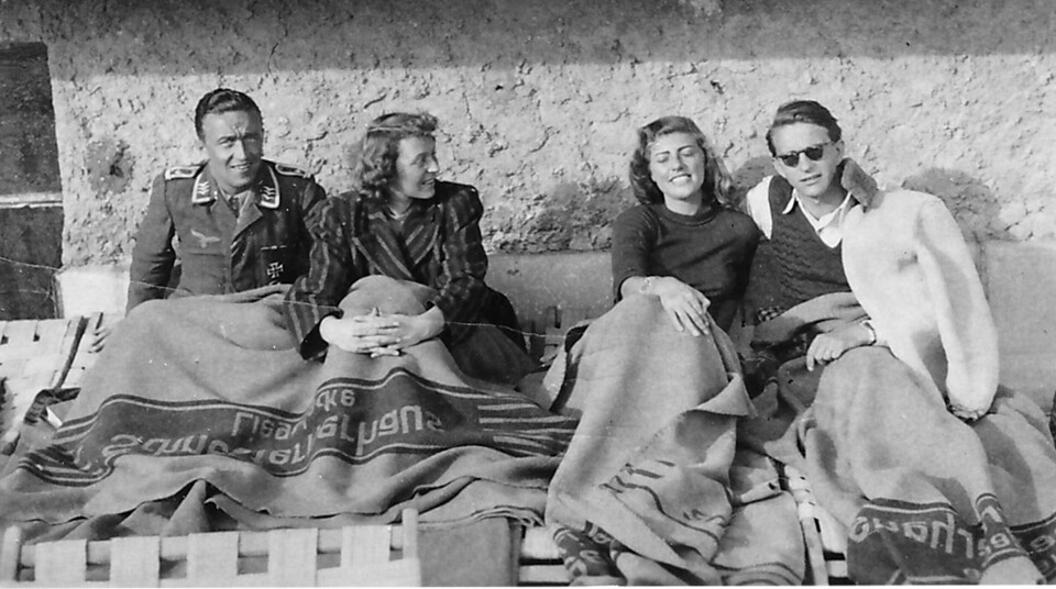 DAMETEKKE: Under treningsopphold i alpene hadde pilotene et voldsomt drag på de tyske damene. Siegfried Rudschinat til høyre.