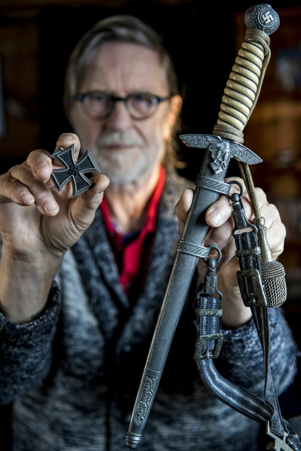 KRIGSMINNER: Jernkorset og offisersdolken er blant minnene som faren til Gorm Helge etterlot seg. De er alle nå overlatt til lokale museer.