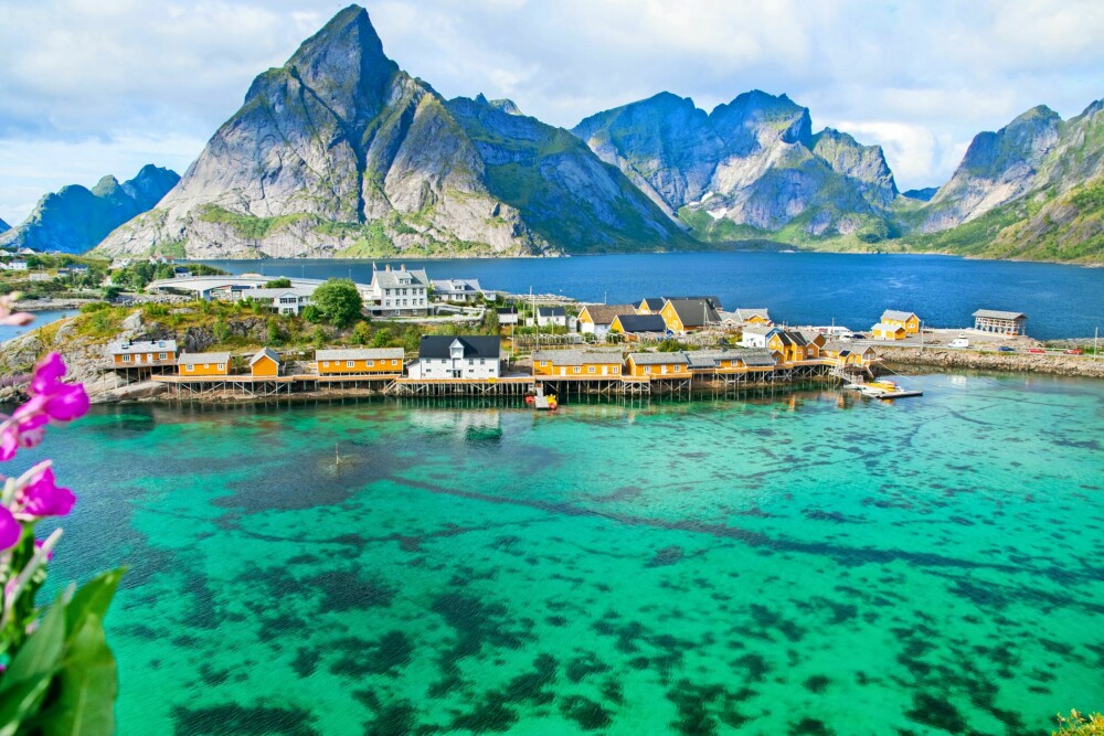 <b>HERLIG I NORD:</b> Hav som i Karibia og strender som Maldivene – Nord-Norge er vår vakreste landsdel! Her fra Sakrisøy i Lofoten.