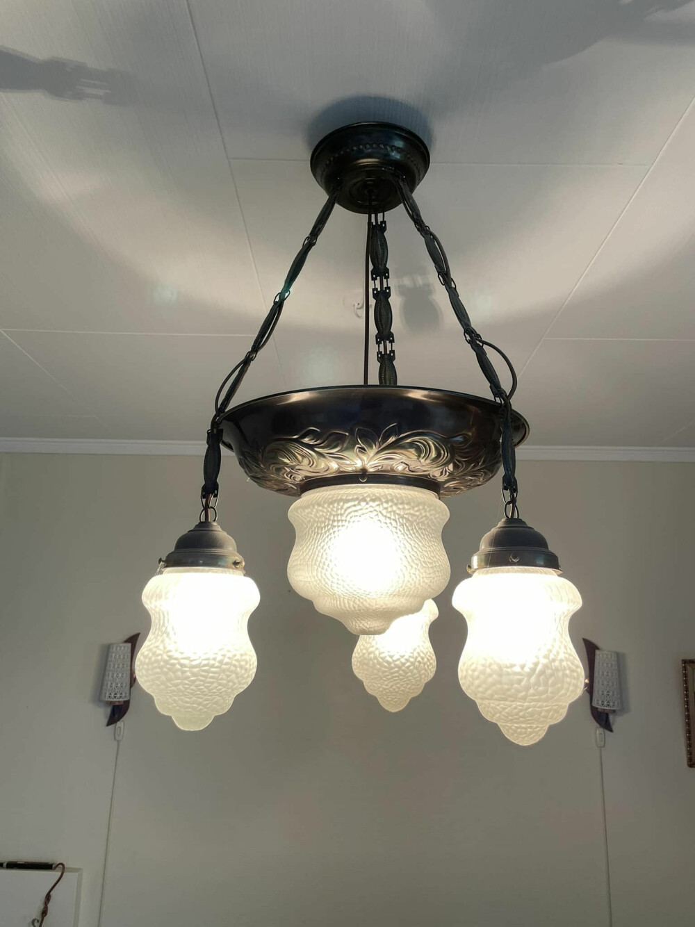 <b>STILIG LYS:</b> En elegant taklampe løfter ethvert interiør, og når den i tillegg gir godt lys er det bare å slå til. Taklampe fra 1930-tallet, kr 2300 fra Nidaros brukt og antikk. nidarosbrukt.com
