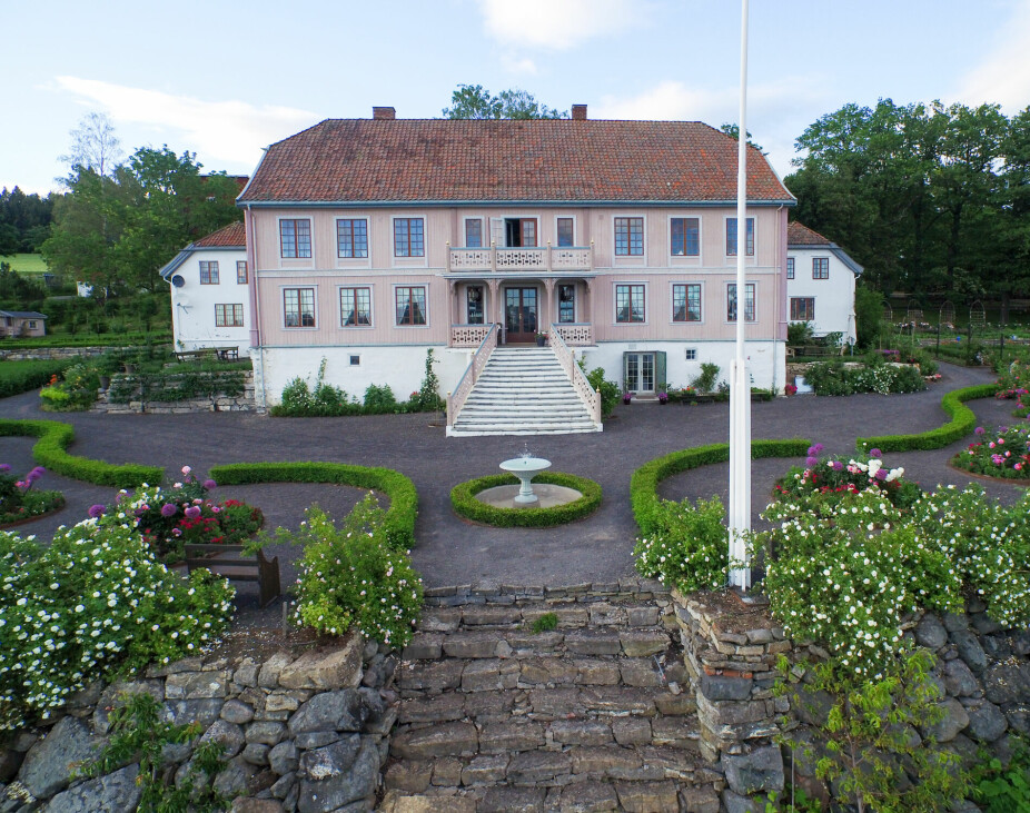 Staselige Hovelsrud Gård på Helgøya i Ringsaker byr på sirlige grusganger, frukthage, lysthus og fontener.