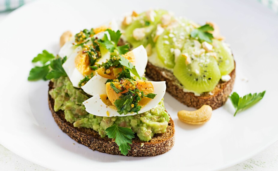 AVOKADO OG EGG: Avokado og egg på brødskiva holder deg mett lenge, og inneholder både proteiner og sunt fett.
