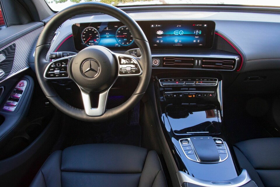 EQC: Forrige generasjon betjeningsoppsett. Knappene på rattet er bedre å betjene.