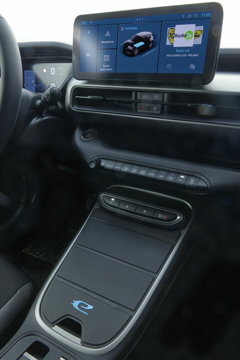 OVERSIKTLIG: Forbilledlig høyt plassert berøringsskjerm. Stort oppbevaringsrom med trådløs lading under girknappene.