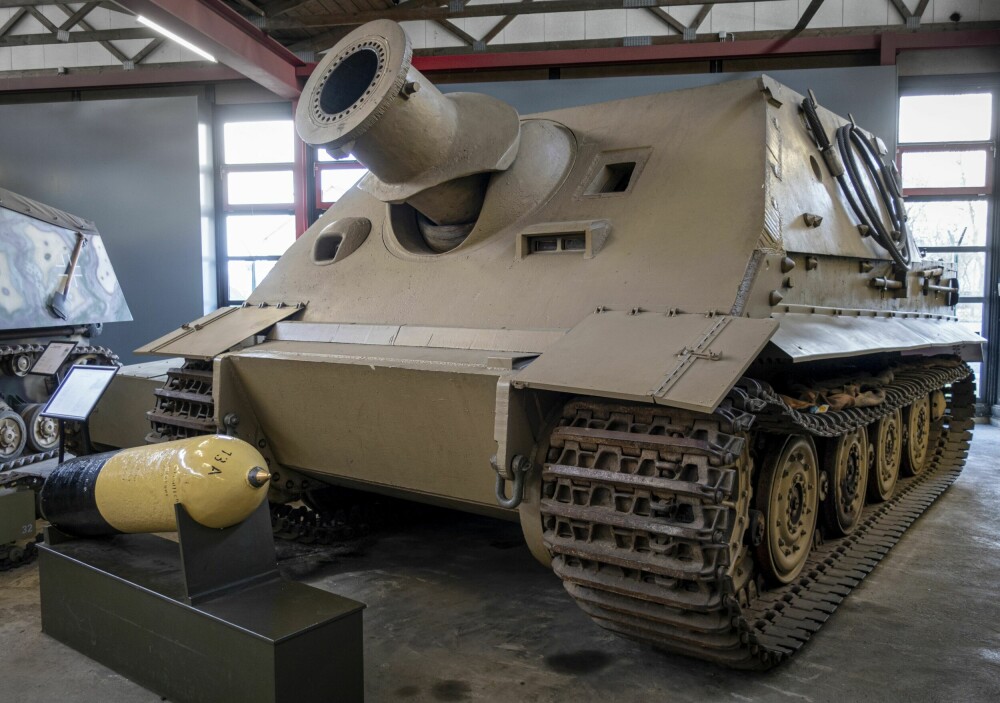 <b>STURMTIGER:</b> 38-cm-Sturmmörser Tiger var en stridsvogn bygd på Tiger-modellen. Med et kraftig våpen var Sturmtiger beregnet på krigføring i mer bebodde områder og byer. Kun 18 ble bygd. Én av de står her.