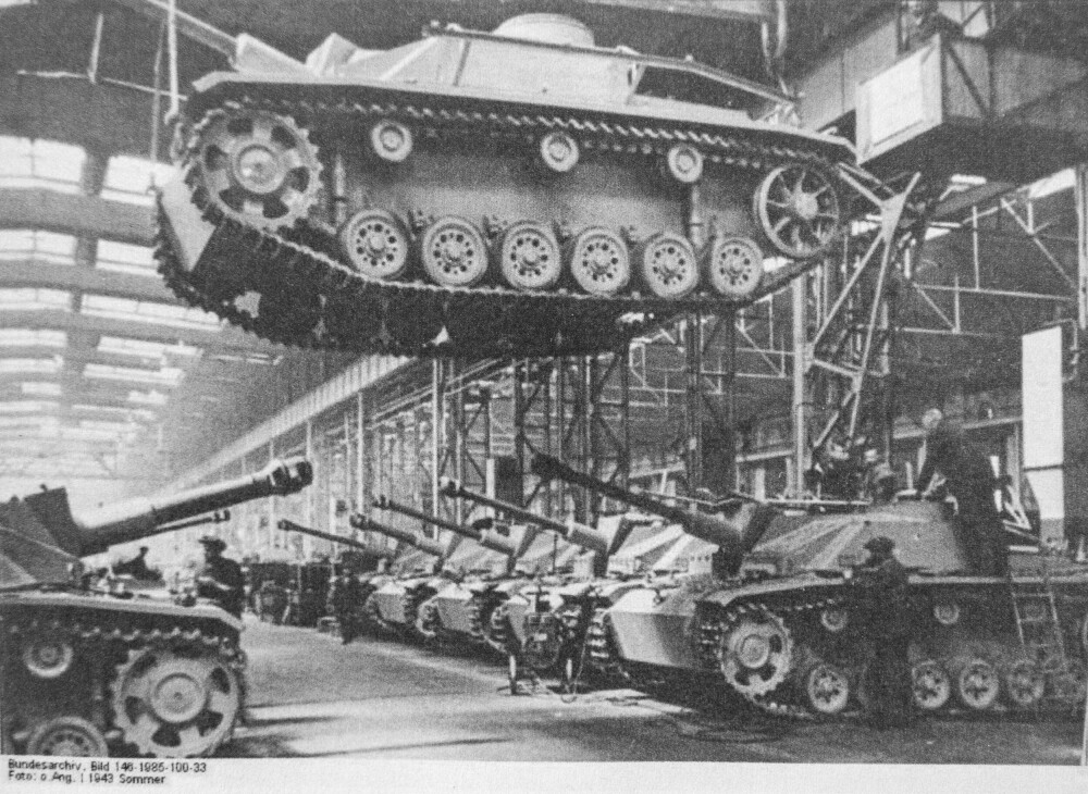 <b>SAMLEBÅND:</b> Tyske stridsvogn-fabrikker klarte ikke produsere nok under 2. verdenskrig. Her blir Sturmgeschütz III eller StuG III produsert.