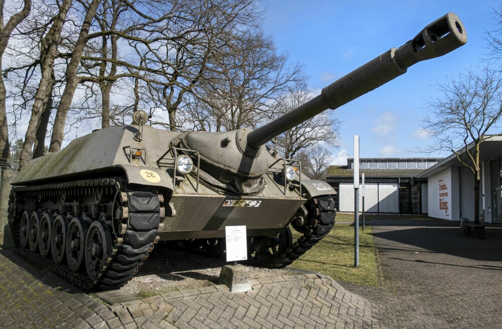 <b>AVSKREKKENDE:</b> Inngangen til Deutsches Panzermuseum levner ingen tvil om hva slags museum dette er. Utenfor står blant annet denne Kanonenjagdpanzer stridsvognen, som Vest-Tyskland brukte under den kalde krigen.