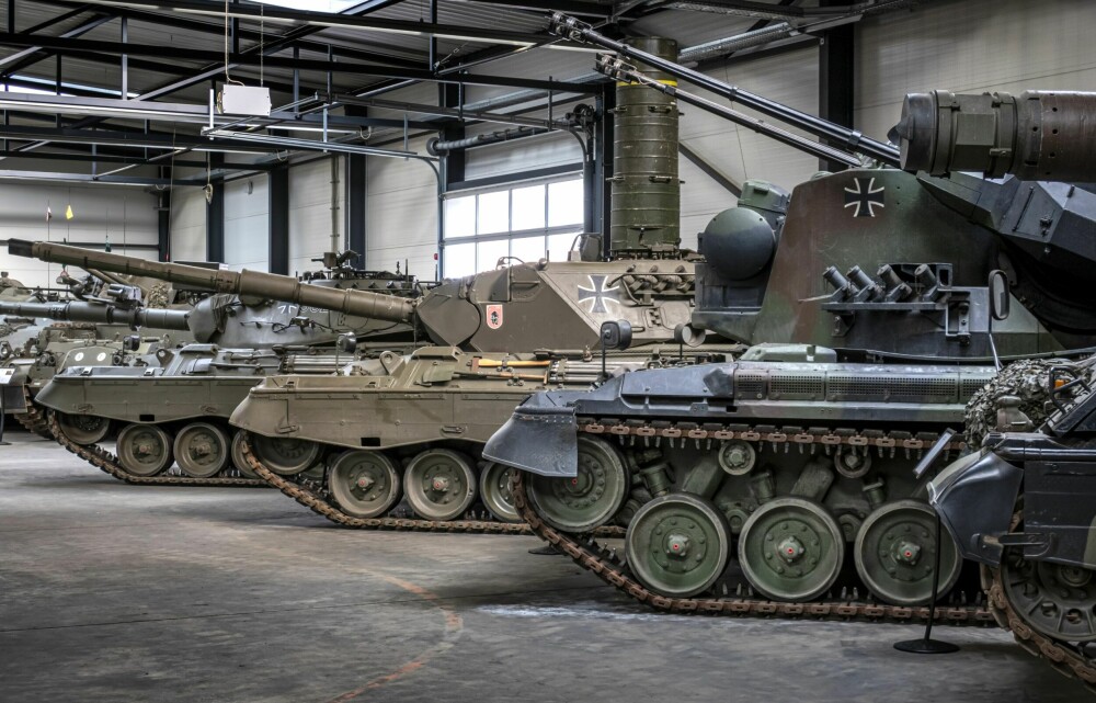 <b>PÅ REKKE OG RAD:</b> Museet har 150 stridsvogner, og har blant annet som mål å ta besøkende med på en reise gjennom utviklingen av tyske pansrede kjøretøy fra WW I-stridsvognen A7V, helt opp til den mer moderne Leopard 2.
