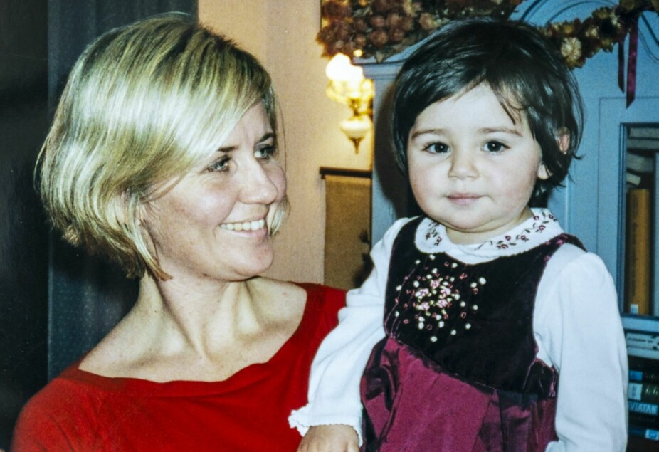 JUL I NORGE: Alessandra på julebesøk hos besteforeldrene med mamma Marie.