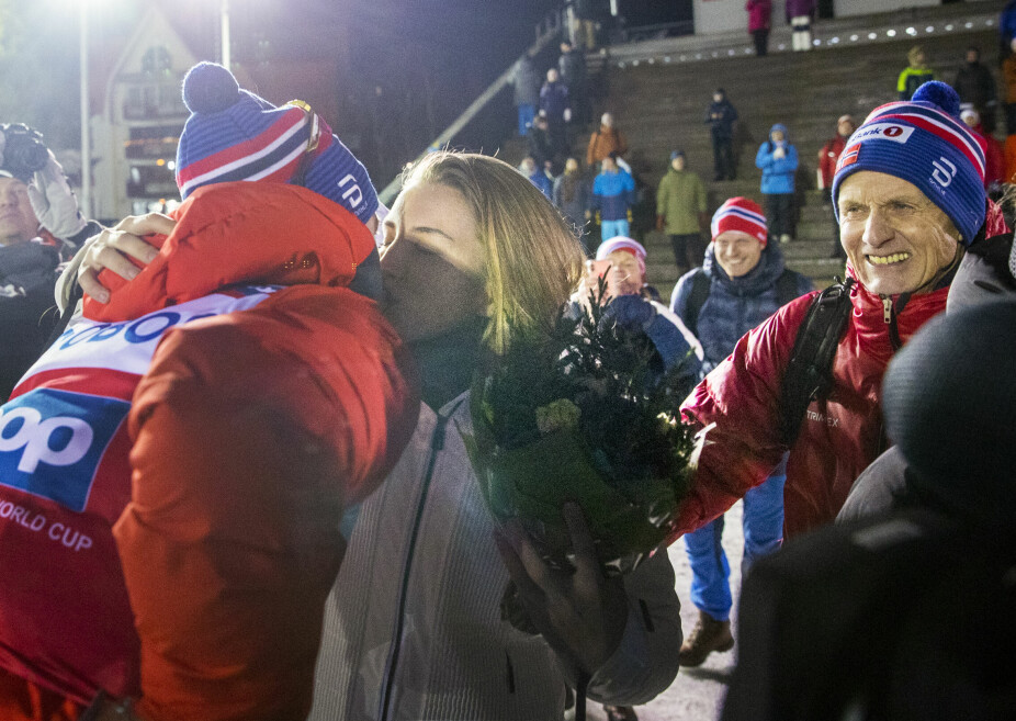 <b>PERNILLE DØSVIK</b>: Johannes Klæbo fløy til Canada for å feire bursdagen til kjæresten Pernille Døsvik. Hun er for tiden utvekslingsstudent. På bildet er de sammen under Ski Tour 2020 i alpinbakken i Åre.
