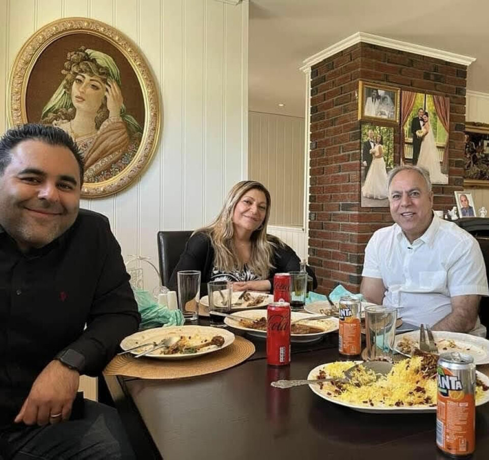HELLIG: Søndagene er familiedag for Masud. Her er han hjemme på middag hos mamma Zahra og pappa Bijan.