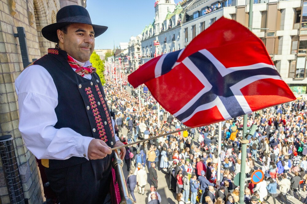 <b>17. MAI:</b> Masud heier på de norskere verdiene som gir oss frihet og demokrati. Her viftet han fra stortingsbalkongen på 17. mai i fjor – iført Eikerdrakten fra sin egen hjembygd.