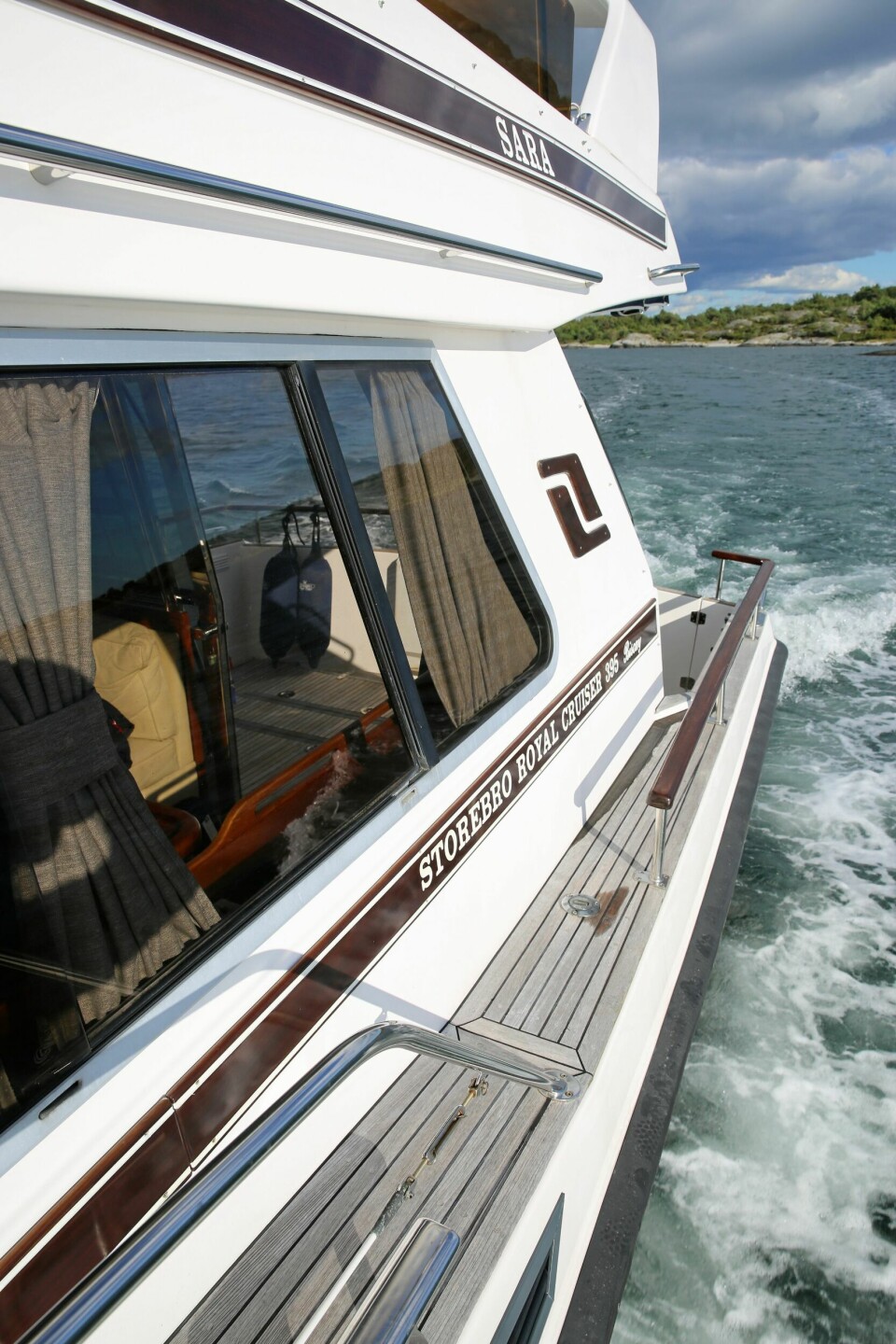 GANGVEI: Brede, teakbelagte gangveier på begge sider med gode rekker å holde i.