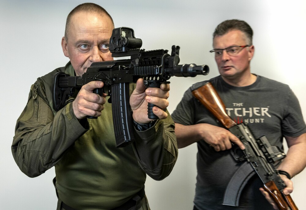 <b>KJÆRLIGHET OG RESPEKT:</b> Robert Oleksiak (venstre) og Marek Walczak, er entusiaster både med tanke på skytevåpen og sine jobber som våpen- og skyteinstruktører ved Strzelnica Warszawianka.