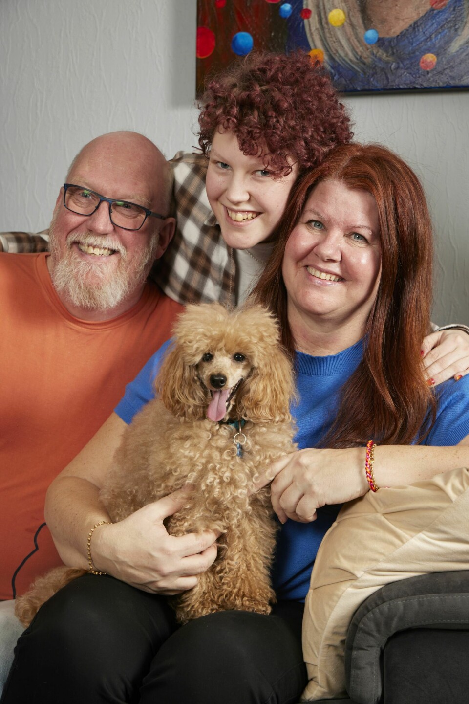 KJÆRLIG FAMILIE: Mamma Line (52) og pappa Bent Nikolaisen (56) stiller opp for Thea (19). De er opptatt av å pushe grenser. Sammen har de fått til mye når det gjelder å få Thea til å våge å trosse angsten og ta nye skritt i livet.
