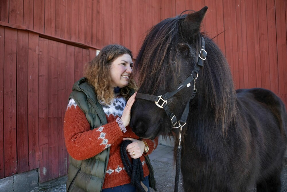 <b>KVALITETSTID:</b> Lene elsker å være i stallen sammen med den 25 år gamle islandshesten Ali, som hun har på fôr. <br>I naturen og sammen med hestene opplever hun verdifull egentid.