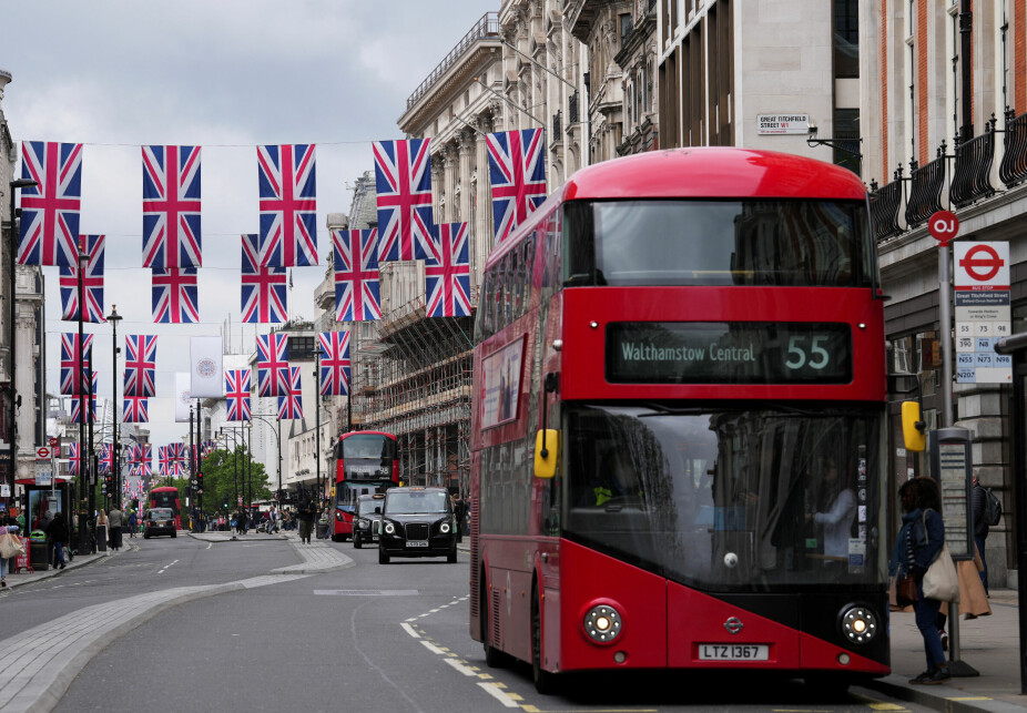 <b>KLARE FOR FEST</b>: Det britiske flagget har vaiet i Londons gater lenge allerede, og butikkene er fulle av suvenirer med Charles og Camilla