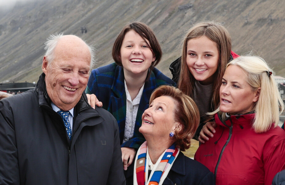 <b>UT PÅ TUR:</b> Sommeren 2018 tok kong Harald og dronning Sonja med seg barn, svigerbarn og barnebarn på tur til Svalbard. I Longyearbyen stilte de opp til fotografering sammen med blant annet Maud, Ingrid Alexandra og Mette-Marit.