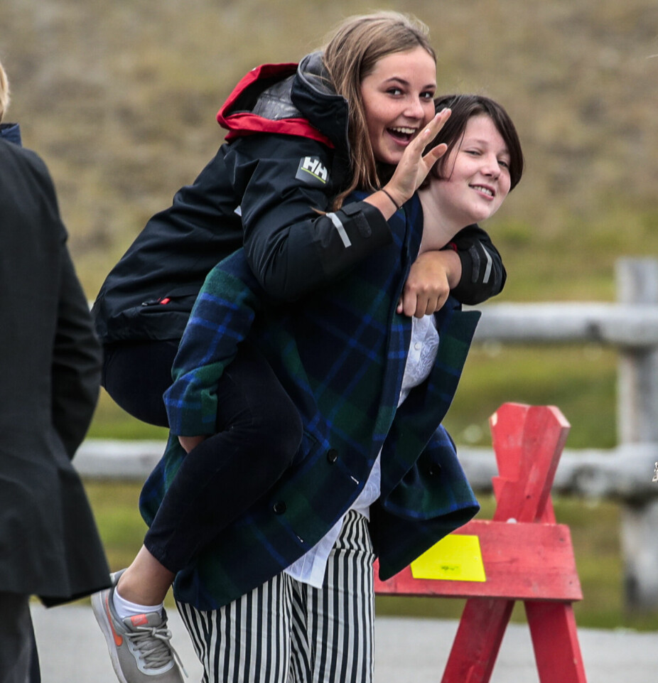 <b>GODE VENNER</b>: Prinsesse Ingrid Alexandra og Maud Angelica Behn er ikke bare kusiner, de er også svært gode venner og har mye moro sammen. Det er bare ni måneder mellom kusinene. Da jentene var på Svalbard i 2018, showet de for fotografene.
