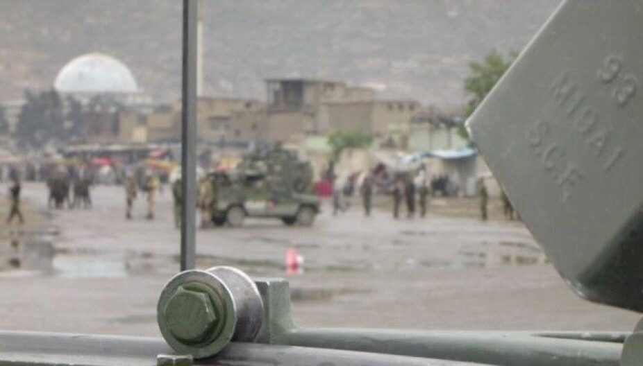 Bombe i pose: Den røde posen står igjen etter pågripelsen av bombemannen på busstasjonen i Kabul sentrum. Espen Haugeland ledet aksjonen blant 3-4000 intetanende afghanere som var nær ved å bli offer for en selvmordsbomber. Bildet er tatt fra én av de norske patruljebilene