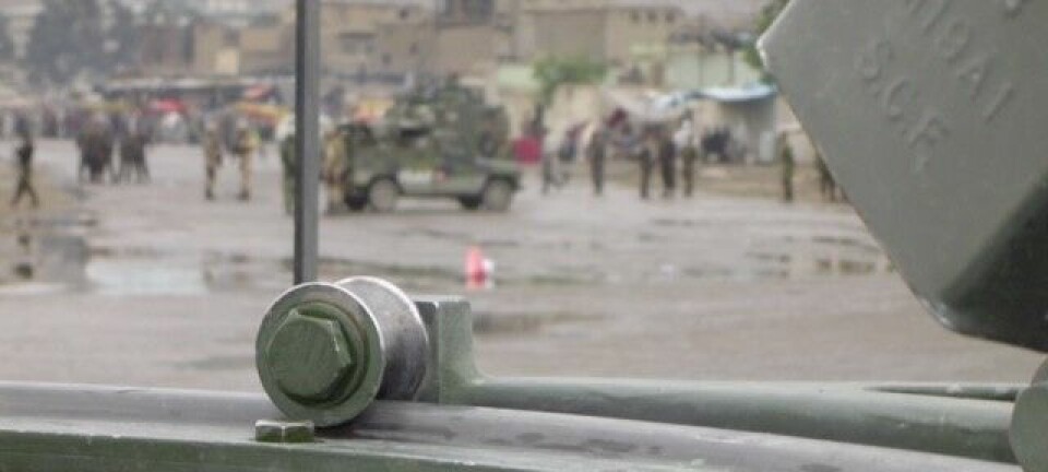 En rød pose plastpose fylt med eksplosiver kastes i luften på den folksomme busstasjonen. Kun de norske soldatene vet om faren passasjerene befinner seg i