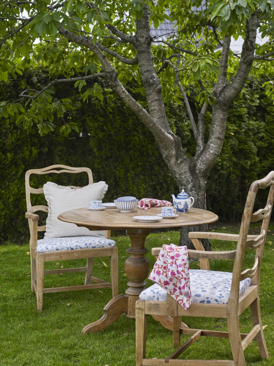 <b>UTESTUE:</b> I hagen står et bord kjøpt hos en antikvitetshandler i Genève sammen med et par stoler fra 1920-tallet som er trukket om i Gyris stoff Arthur. 