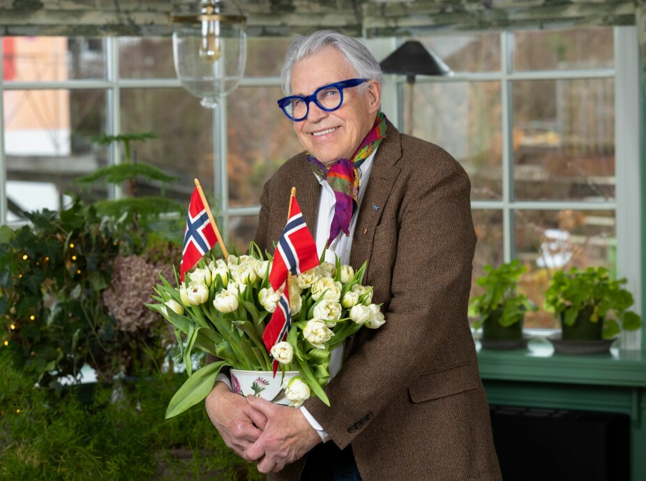 <b>JUBILANT:</b> På selveste 17. mai fyller Finn Schjøll 75 år. Fortsatt har han hendene fulle som blomsterekspert på TV, foredragsholder og forfatter. – Jeg synes jeg kom til verden på rette dagen. Krigen var slutt, og det begynte å blomstre i Norge. Jeg er en del av opptursgenerasjonen, og det er jeg takknemlig for, sier han til Her og Nå.