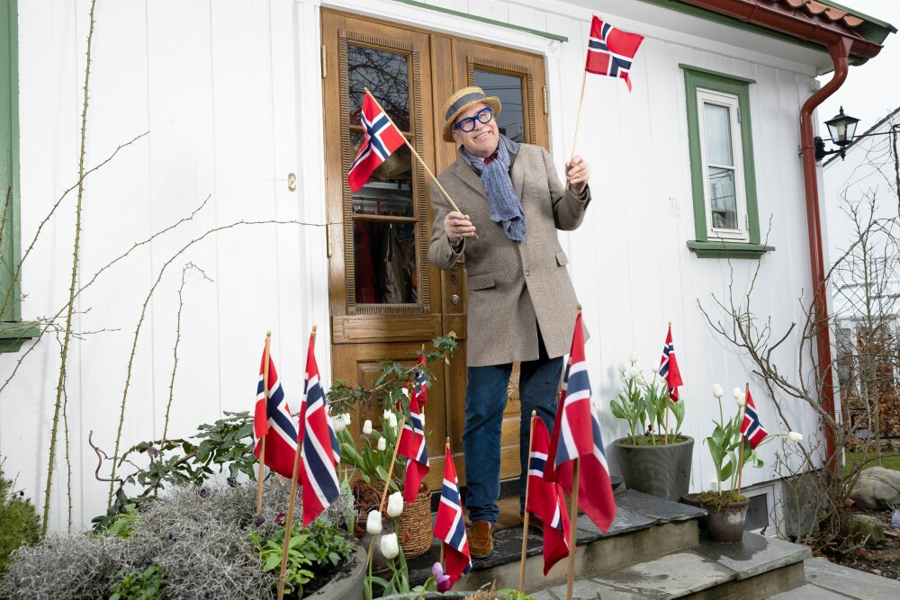 <b>FOLKEFEST:</b> Finn Schjøll er imponert over den raske behandlingen og oppfølgingen han fikk etter hjerneslaget, og er takknemlig for å bo i et sosialdemokratisk land som Norge. – Så i år skal jeg flagge litt ekstra på 17. mai, sier han.