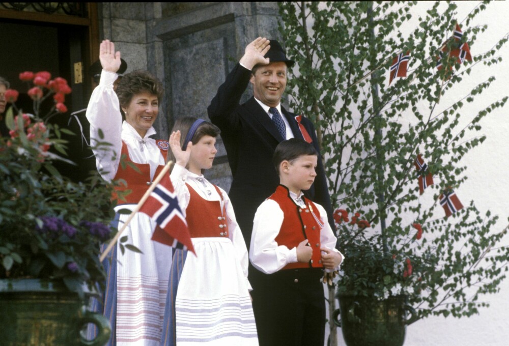 <b>BUNADFAMILIEN I ASKER:</b> Den daværende kronprinsfamilien vinket til barnetoget på Skaugum på nasjonaldagen i 1981. Både Sonja og barna var ikledd sine Asker-bunader, mens kronprins Harald som vanlig var kledd i dress, det fremste festantrekket for menn.