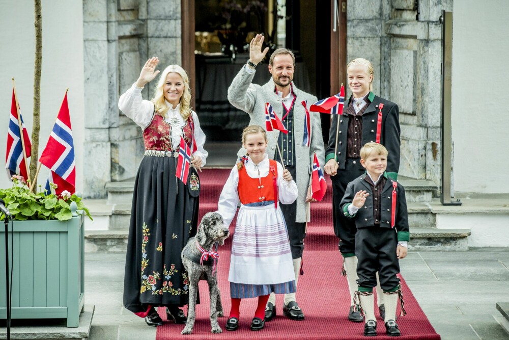 <b>FAMILIEN PÅ SKAUGUM:</b> På 17. mai I 2013 stilte hele kronprinsfamilien i bunad på Skaugum. Mette-Marit hadde på seg konfirmasjonsbunaden fra Rogaland, kronprins Haakon og vesle Ingrid Alexandra var kledd i Asker-bunad, mens brødrene Sverre og Marius hadde herrebunader fra Agder.