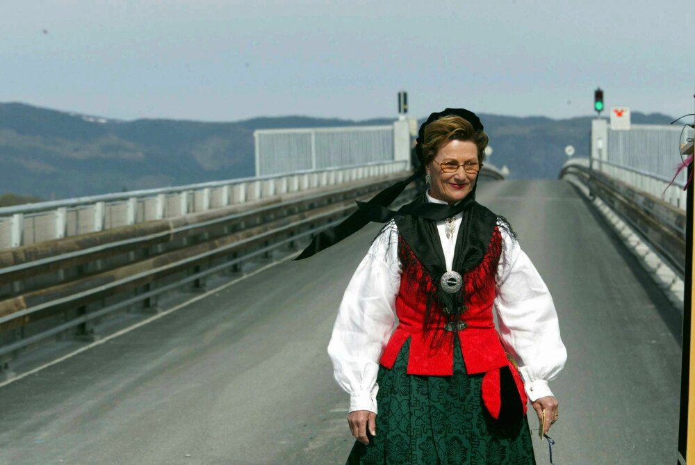 <b>NAMDALSBUNAD:</b> Som 50-årsgave i 1987 fikk dronningen en Namdalsbunad fra fylket Nord-Trøndelag. Her er hun på den offisielle åpningen av den nye broen mellom Frosta og øya Tautra i Trondheimsfjorden i 2003.