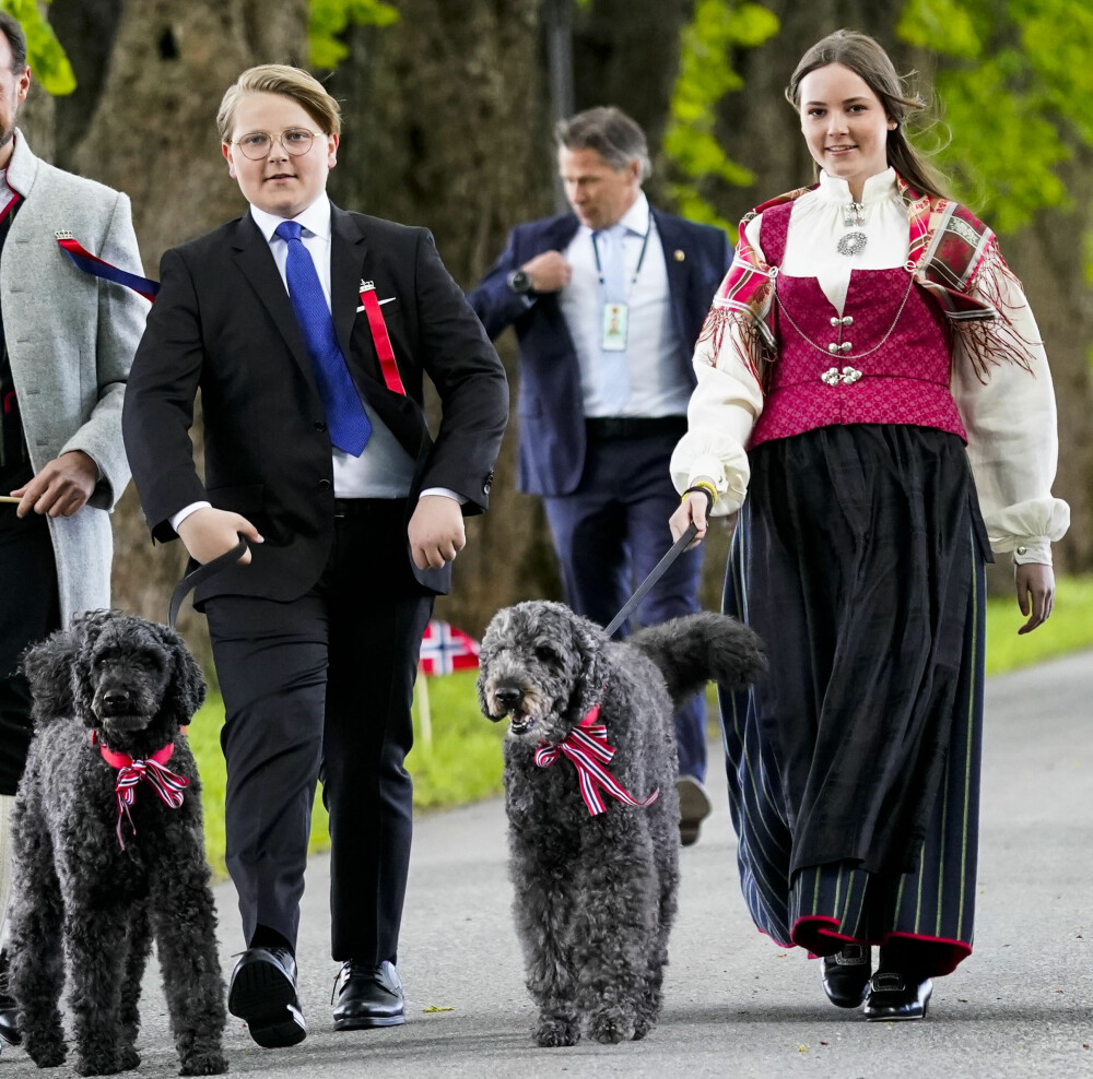 <b>ASKERBUNAD:</b> På nasjonaldagen i 2020 viste prinsesse Ingrid Alexandra frem Askerbunaden som hun fikk i konfirmasjonsgave fra Asker kommune. Sammen med lillebror og hundene kom hun smilende ned alleen utenfor Skaugum.