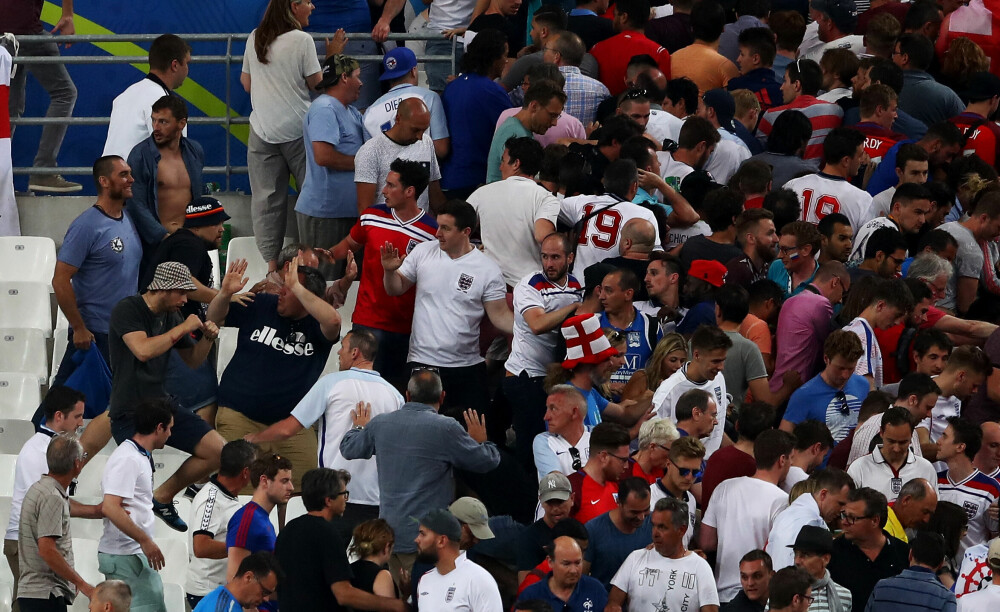 <b>TIL ANGREP:</b> Russiske supportere stormer engelske fans under VM i Frankrike i 2016.