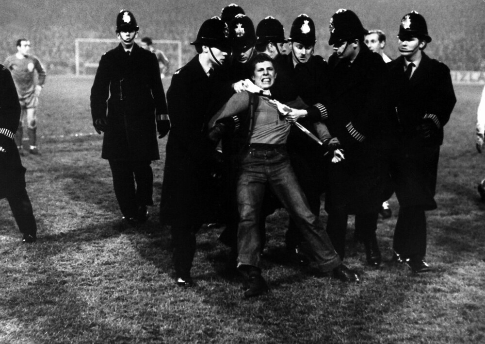 <b>NÆRMESTE UTGANG:</b> En illsint supporter får hjelp til å finne veien ut av stadion i forbindelse med en kamp mellom Fulham og Liverpool i 1967.