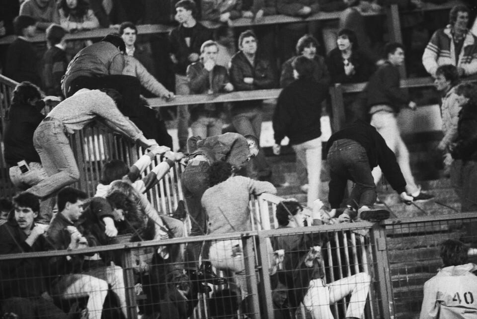 DÅRLIG SIKRET: På 1980-tallet var det ikke så mye som skulle til for at motstandersupportere skulle komme i klammeri. Her er det Sheffield Wednesday-fans som ønsker å hilse på Chelsea-fans.
