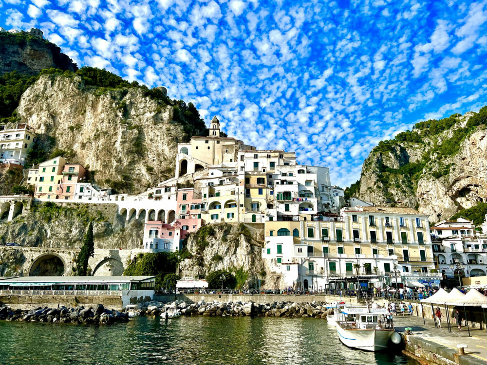 <b>NATURSTRIDIG VAKKERT:</b> <br/>Jeg mistenker faktisk meg selv for løgn når jeg sier at dette bildet av Amalfi er tatt uten filter – men det er helt sant.